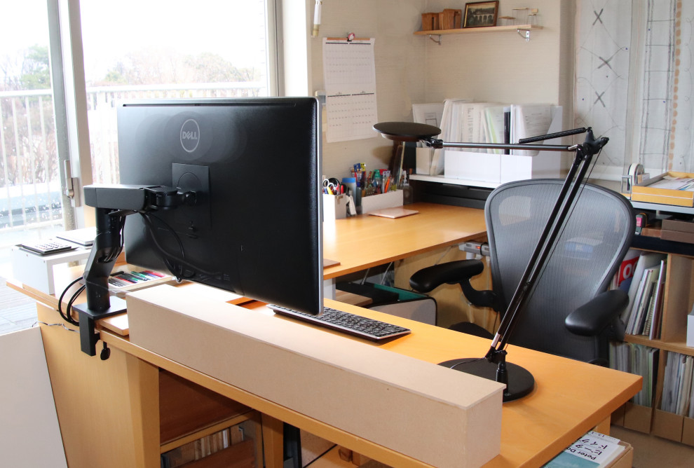 Freestanding desk carpeted and beige floor home office photo in Tokyo Suburbs with beige walls