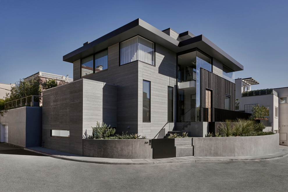 Стильный дизайн: большой, трехэтажный, серый частный загородный дом в стиле модернизм - последний тренд