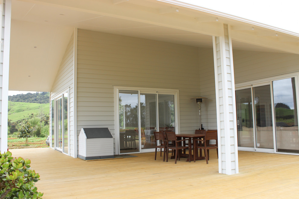This is an example of a contemporary deck in Auckland.
