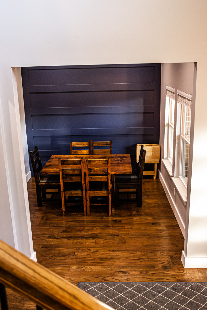 Стильный дизайн: кухня-столовая среднего размера в стиле модернизм с синими стенами, паркетным полом среднего тона и коричневым полом - последний тренд
