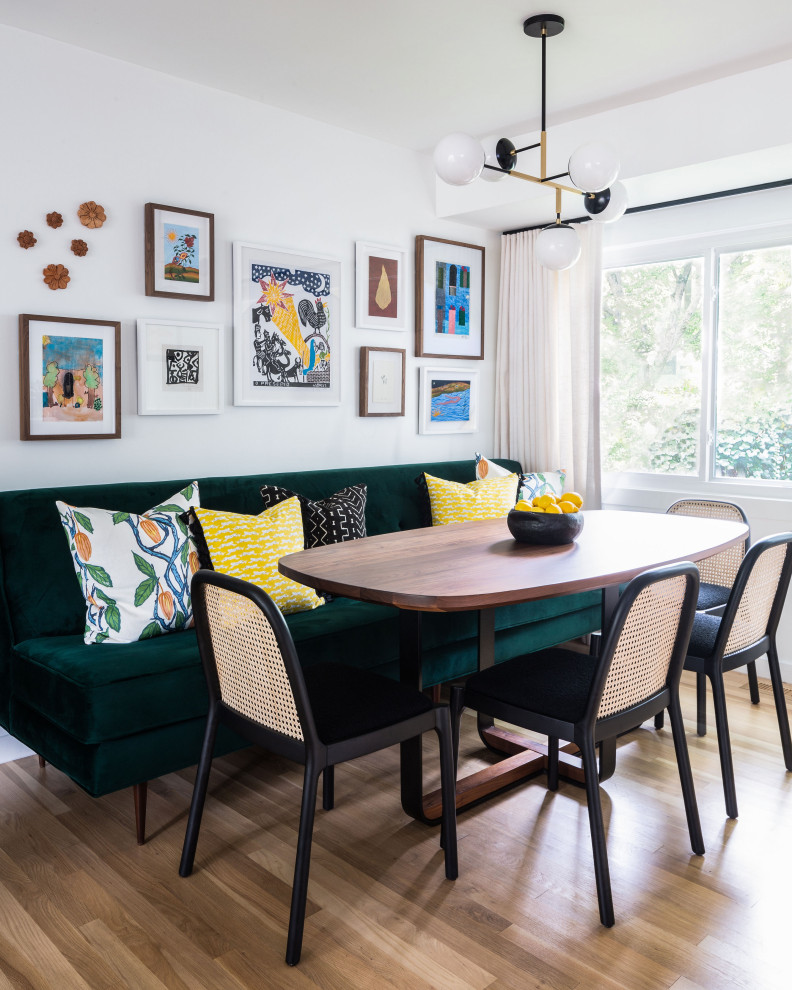 Idée de décoration pour une petite salle à manger ouverte sur la cuisine design avec un mur blanc, parquet clair et un sol beige.