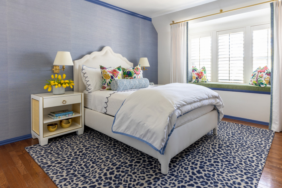 Diseño de dormitorio infantil clásico con paredes azules, suelo de madera en tonos medios, suelo marrón y papel pintado