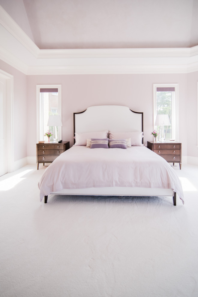 Idee per una grande camera matrimoniale tradizionale con pareti viola, moquette, pavimento bianco e soffitto a volta