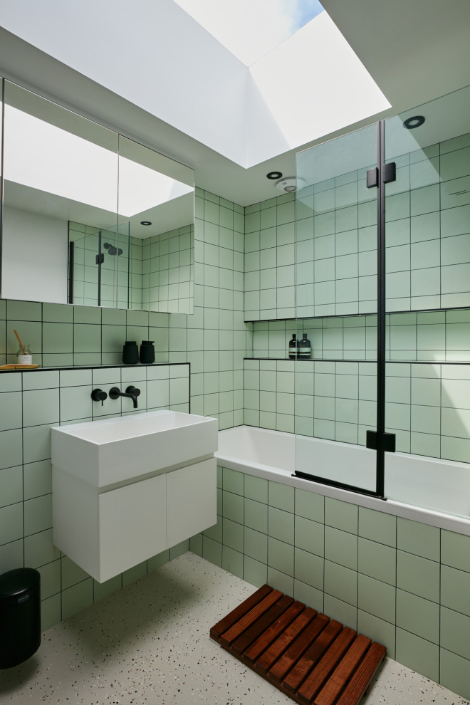 Idee per una stanza da bagno per bambini minimalista di medie dimensioni con vasca/doccia, porta doccia a battente, un lavabo e mobile bagno incassato