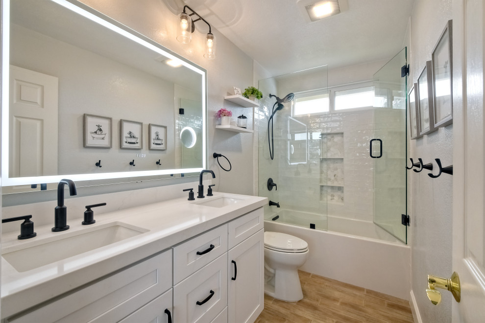Ejemplo de cuarto de baño doble y a medida actual pequeño con armarios estilo shaker, puertas de armario blancas y encimera de cuarzo compacto