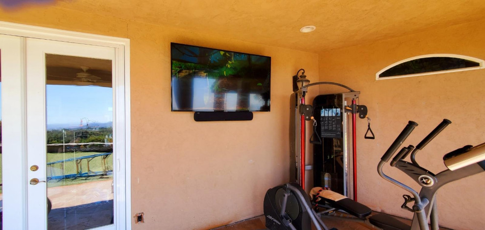 Design ideas for a midcentury home gym in San Diego.