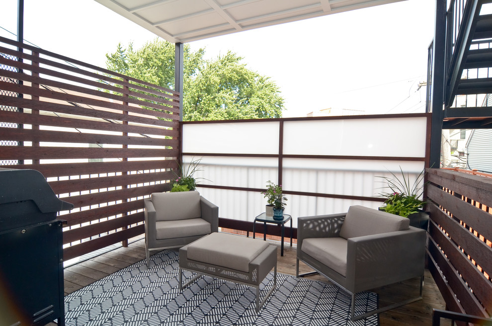 Photo of a transitional deck in Chicago.