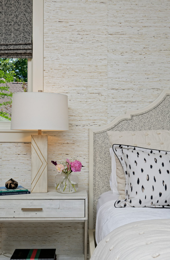 Mittelgroßes Modernes Hauptschlafzimmer ohne Kamin mit braunem Holzboden in Sonstige