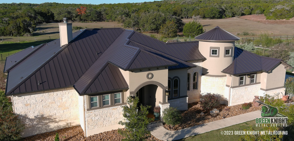 Aménagement d'une façade de maison sud-ouest américain de taille moyenne avec un toit en métal et un toit marron.