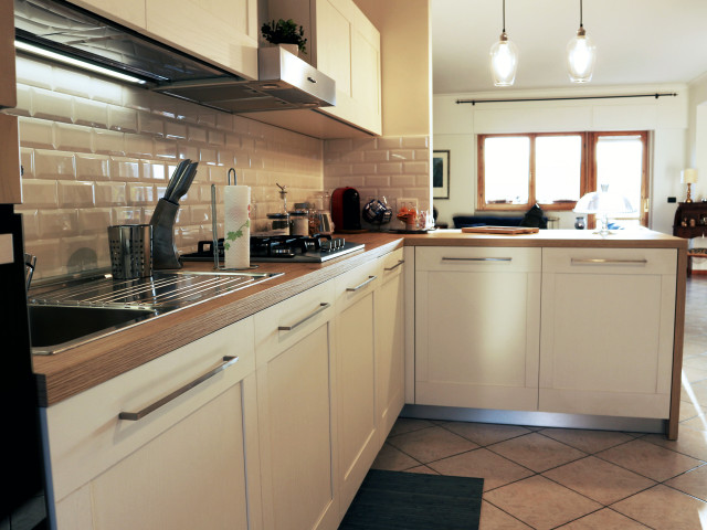 Restyling tra Classico e Moderno traditional-kitchen
