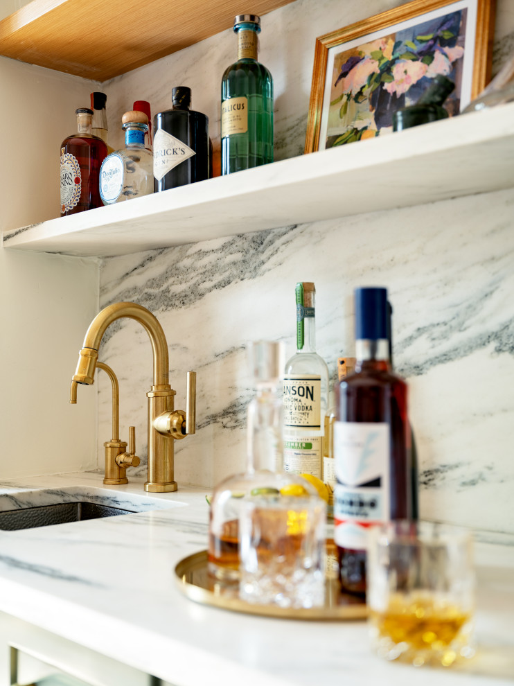 Esempio di un piccolo angolo bar con lavandino minimalista con lavello sottopiano, ante in stile shaker, ante verdi, top in marmo, paraspruzzi multicolore, paraspruzzi in marmo e top multicolore