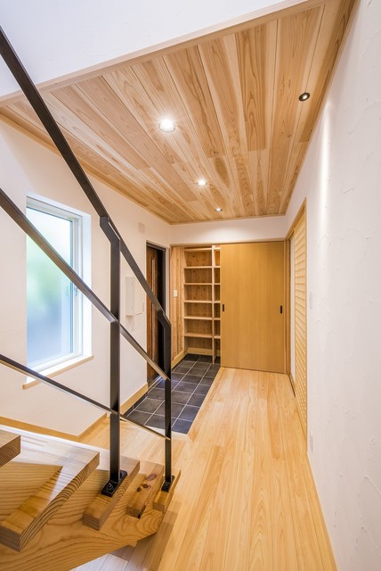 完全分離型の２所帯住宅シンプルモダンの家 moderne-entree