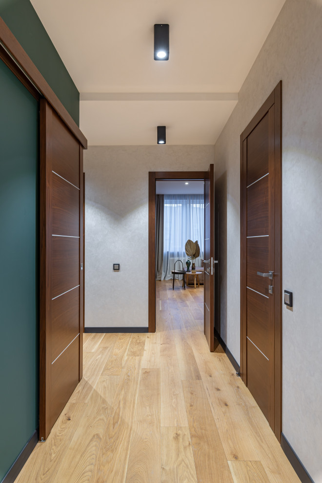 This is an example of a contemporary hallway in Moscow with grey walls.