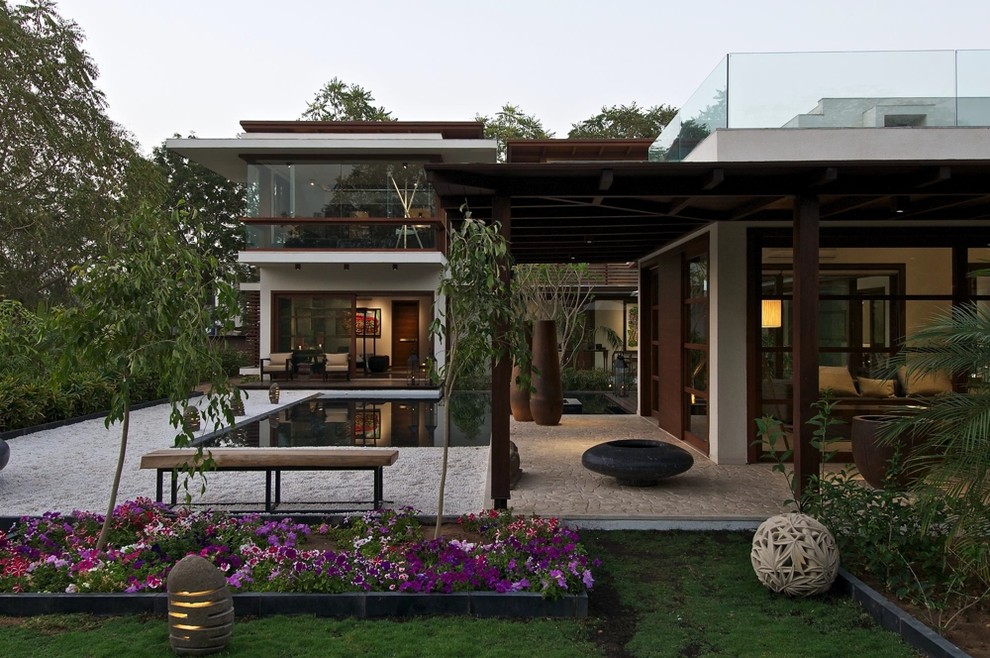 This is an example of a large contemporary backyard garden in Ahmedabad.