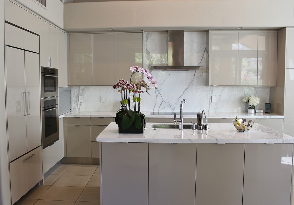 Mid-sized modern eat-in kitchen in Phoenix with a single-bowl sink, flat-panel cabinets, beige cabinets, marble benchtops, white splashback, stone slab splashback, panelled appliances and with island.