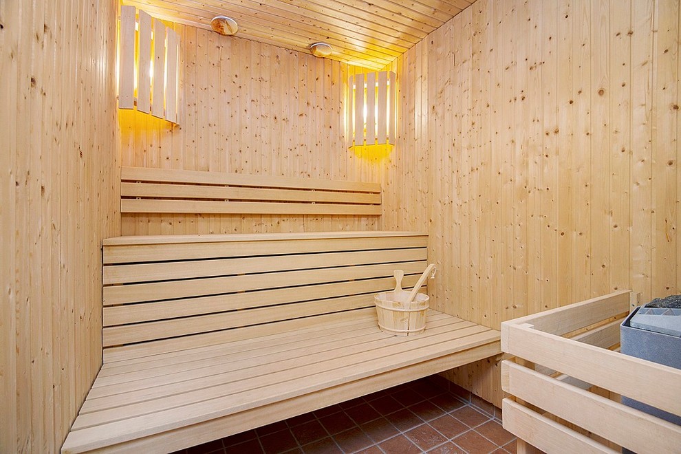 This is an example of a contemporary bathroom in Barcelona with with a sauna.