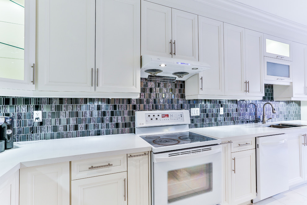 Kitchen - transitional kitchen idea in Toronto