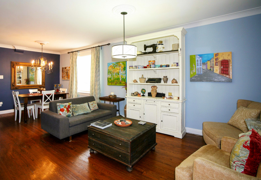 На фото: изолированная гостиная комната среднего размера в стиле фьюжн с синими стенами, темным паркетным полом и коричневым полом без телевизора с