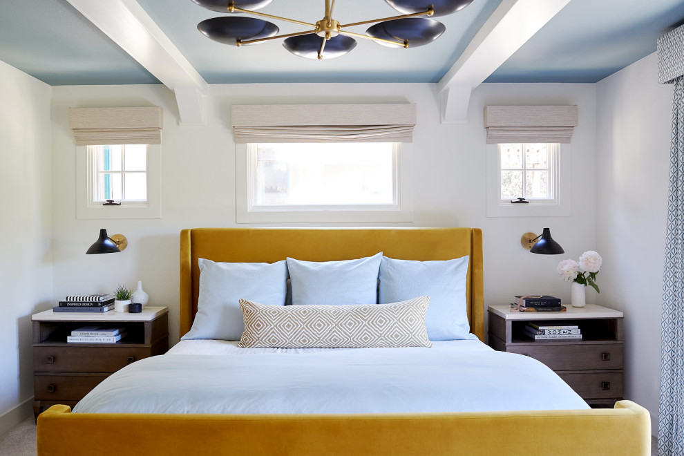 Immagine di una camera da letto tradizionale di medie dimensioni con pareti bianche, pavimento in legno massello medio, camino classico e cornice del camino in metallo