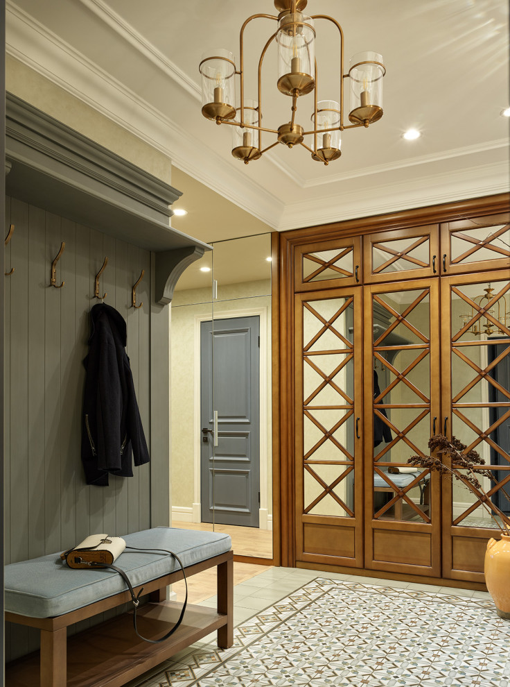 На фото: узкая прихожая среднего размера со шкафом для обуви в классическом стиле с бежевыми стенами, полом из керамогранита, одностворчатой входной дверью, синей входной дверью, серым полом и многоуровневым потолком