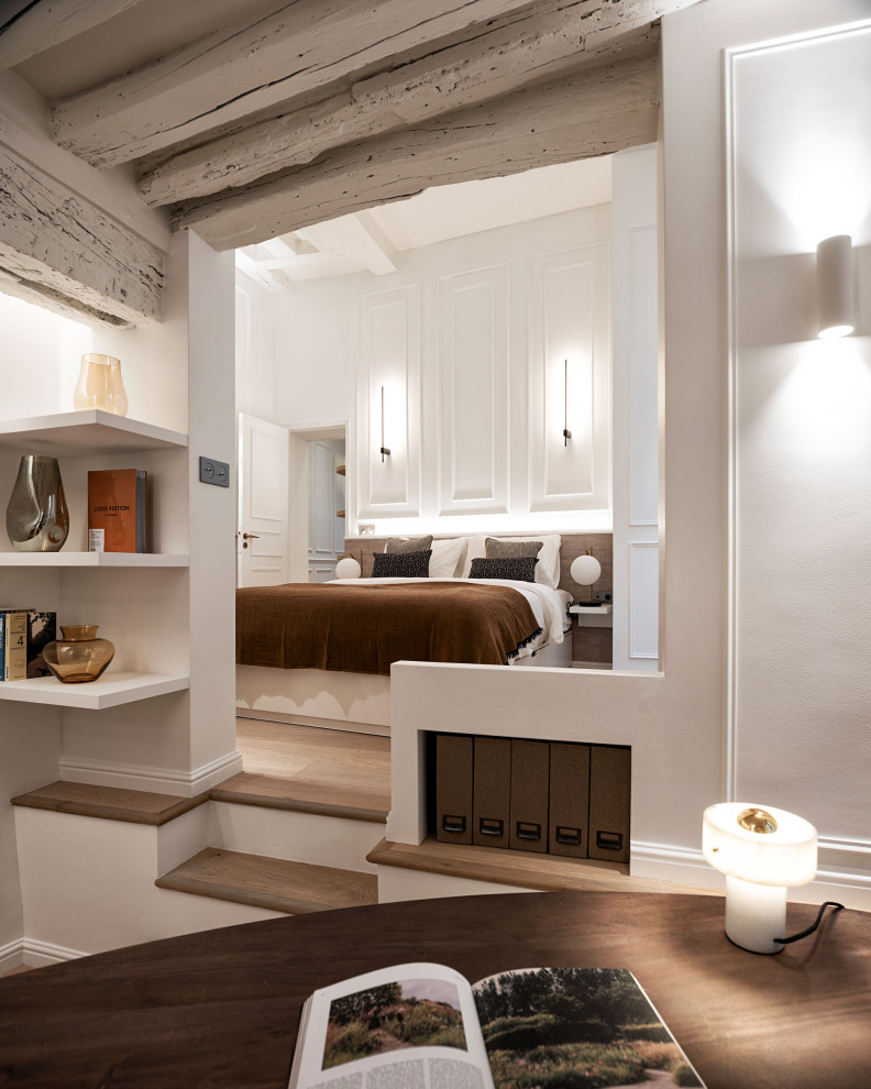 Großes Modernes Hauptschlafzimmer mit weißer Wandfarbe, hellem Holzboden, freigelegten Dachbalken und Holzdielenwänden in Paris