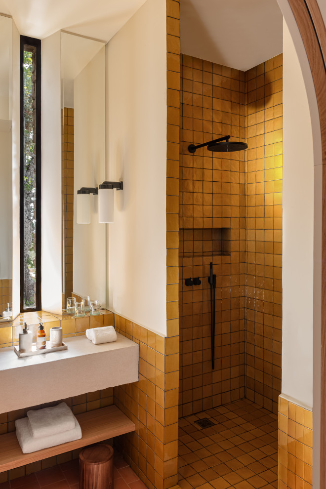 地中海スタイルのおしゃれな浴室 (白いタイル、茶色い床) の写真