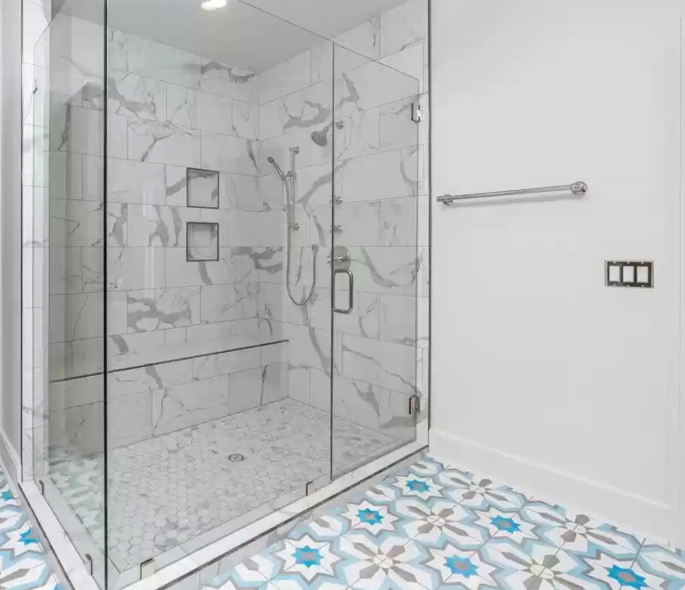 Idée de décoration pour une salle de bain de taille moyenne avec un placard à porte shaker, des portes de placard noires, une baignoire posée, WC séparés, un carrelage gris, des carreaux de céramique, sol en béton ciré, un plan de toilette en quartz, un sol bleu, un plan de toilette blanc et meuble-lavabo encastré.
