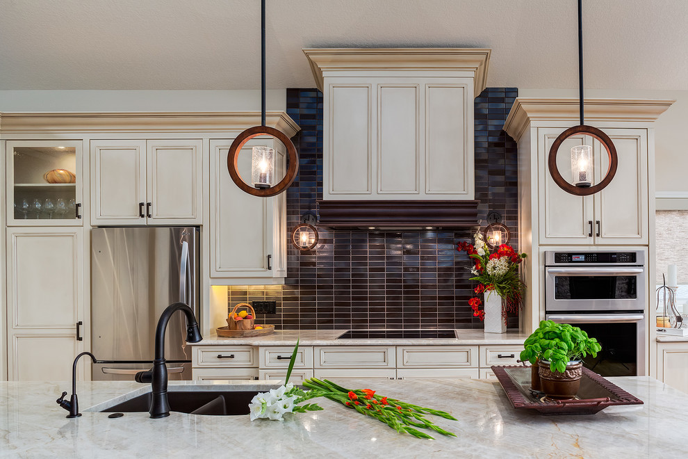 Kitchen - transitional kitchen idea in Calgary