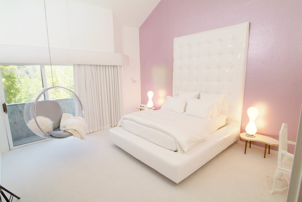 This is an example of a modern bedroom in Los Angeles.