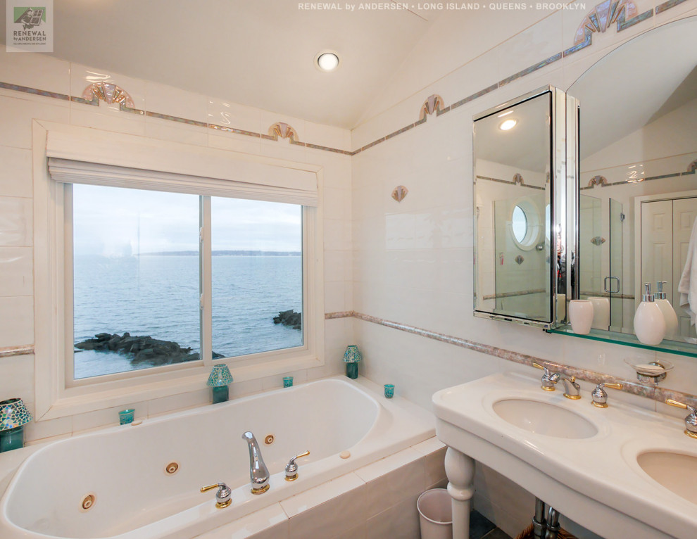 Стильный дизайн: большая главная ванная комната с открытыми фасадами, белыми фасадами, гидромассажной ванной, угловым душем, раздельным унитазом, белой плиткой, керамической плиткой, белыми стенами, полом из терракотовой плитки, врезной раковиной, оранжевым полом, душем с распашными дверями, белой столешницей, тумбой под две раковины, напольной тумбой и сводчатым потолком - последний тренд