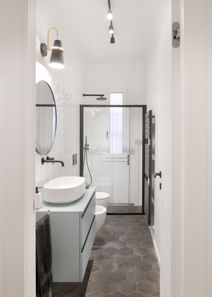 Inspiration för små moderna grönt badrum med dusch, med släta luckor, gröna skåp, en kantlös dusch, en vägghängd toalettstol, vit kakel, tunnelbanekakel, vita väggar, cementgolv, ett fristående handfat, laminatbänkskiva, grått golv och dusch med skjutdörr