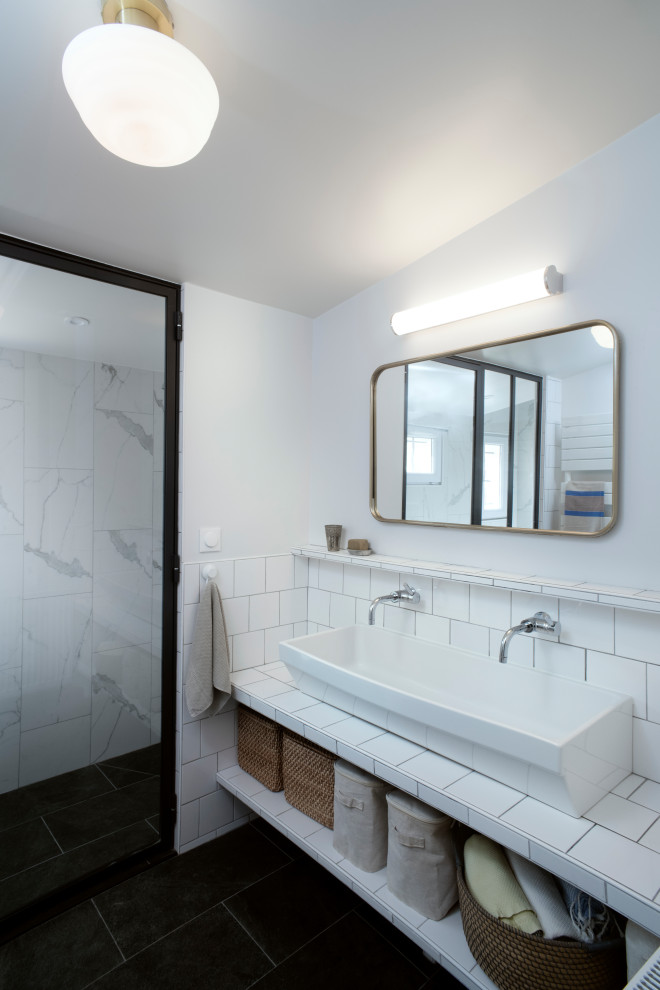 Idéer för mellanstora 50 tals vitt badrum, med ett japanskt badkar, en dusch/badkar-kombination, en toalettstol med hel cisternkåpa, vit kakel, keramikplattor, vita väggar, skiffergolv, ett avlångt handfat, kaklad bänkskiva och grått golv