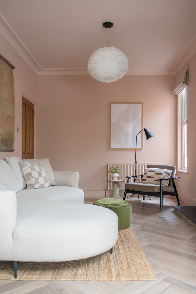 Idéer för funkis vardagsrum, med rosa väggar, ljust trägolv och beiget golv