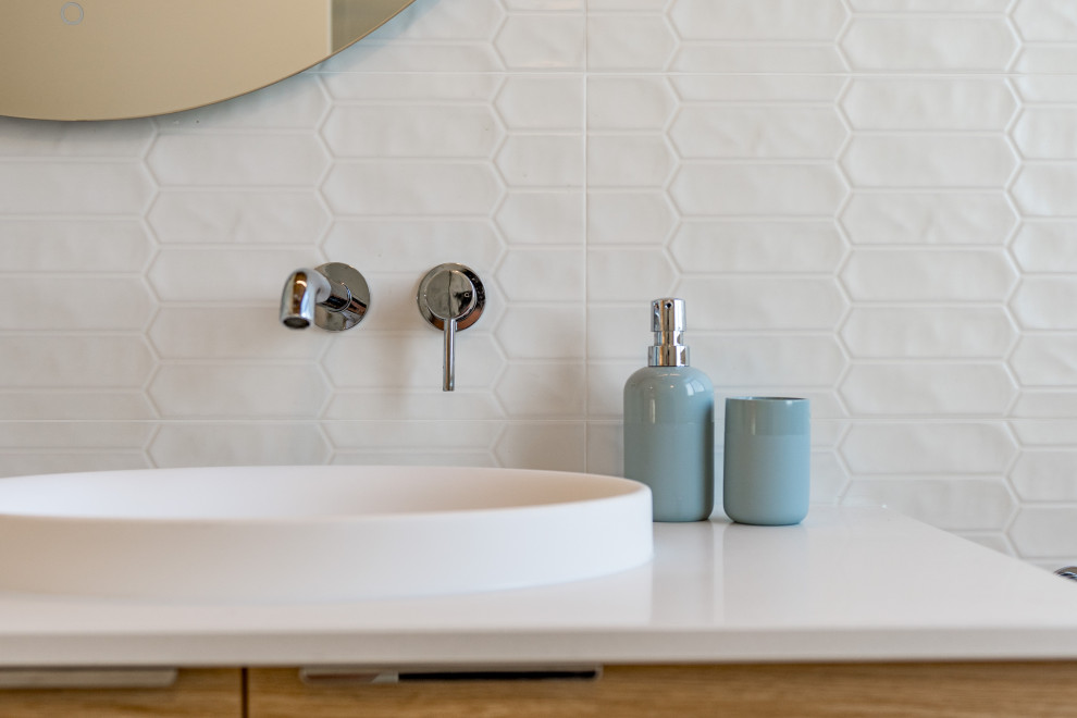 Inspiration for a contemporary bathroom in Adelaide.