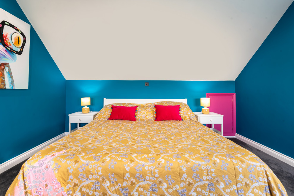 Exemple d'une grande chambre grise et jaune tendance avec un mur bleu et un sol gris.