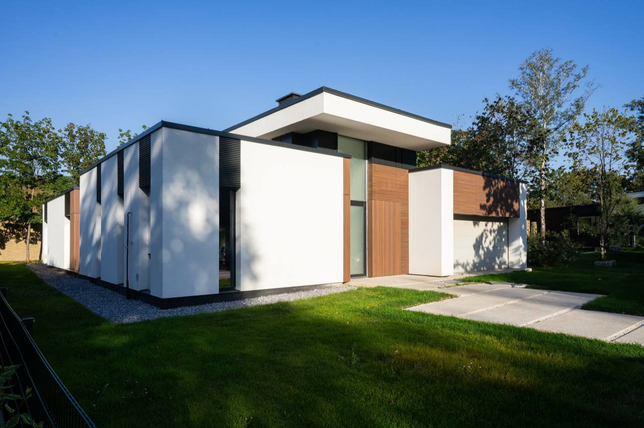 Реечный фасад из массива Термоясеня