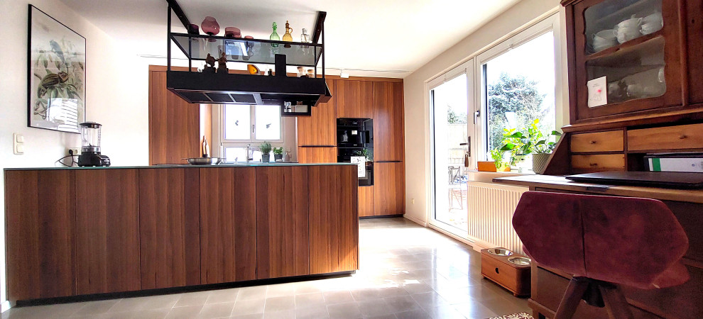 Immagine di una cucina eclettica con ante in legno bruno e top in vetro