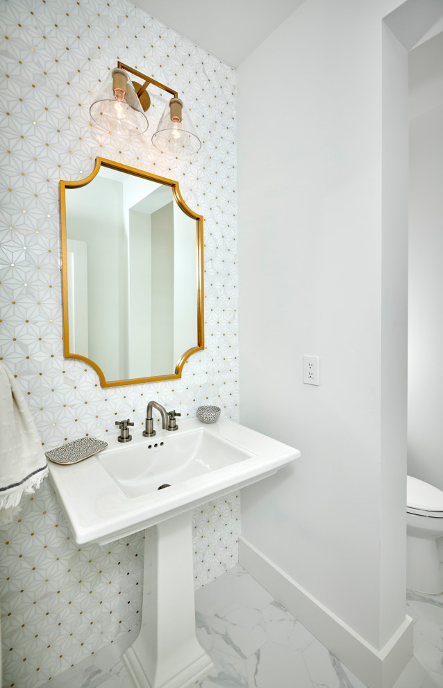 Inspiration för ett litet lantligt badrum, med en toalettstol med hel cisternkåpa, vit kakel, mosaik, vita väggar, klinkergolv i terrakotta, ett piedestal handfat och vitt golv