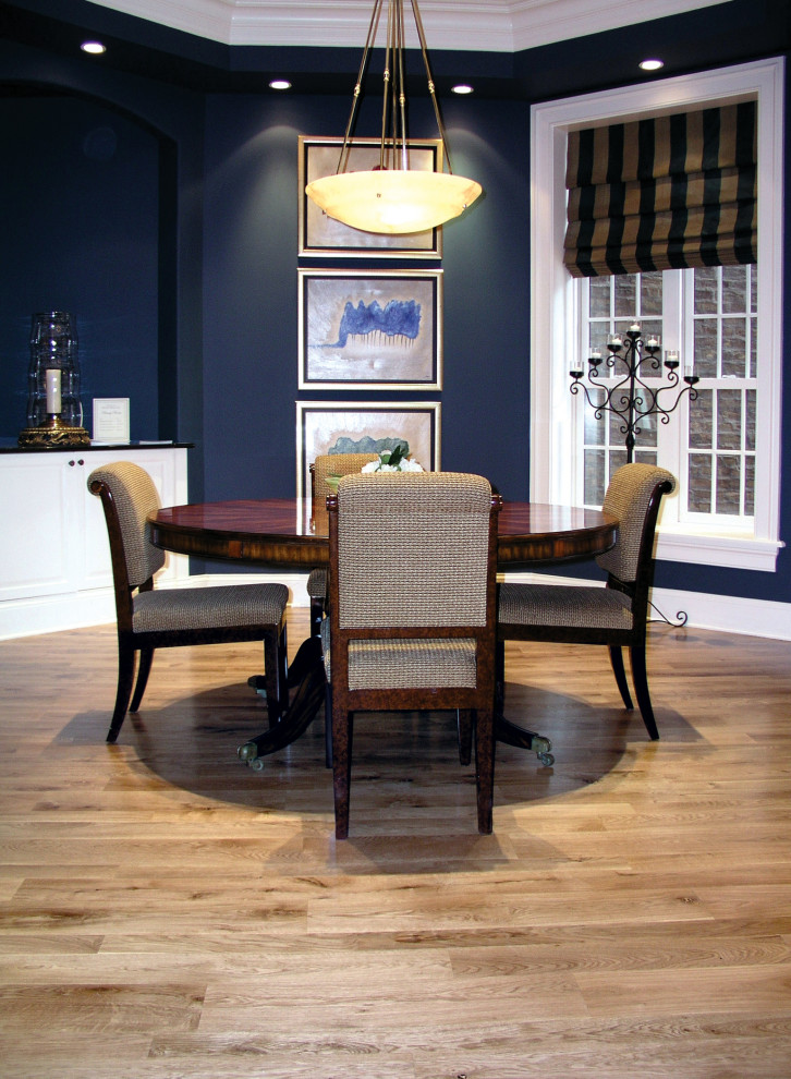 На фото: столовая в классическом стиле с синими стенами, паркетным полом среднего тона и коричневым полом
