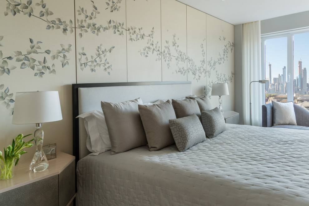 Kleines Modernes Hauptschlafzimmer mit grauer Wandfarbe, dunklem Holzboden, braunem Boden und Wandpaneelen in New York