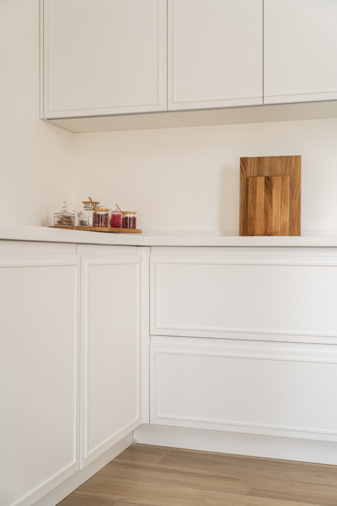 Белая кухня-гостиная