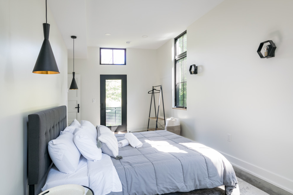Diseño de dormitorio principal de estilo de casa de campo de tamaño medio con paredes blancas y suelo beige