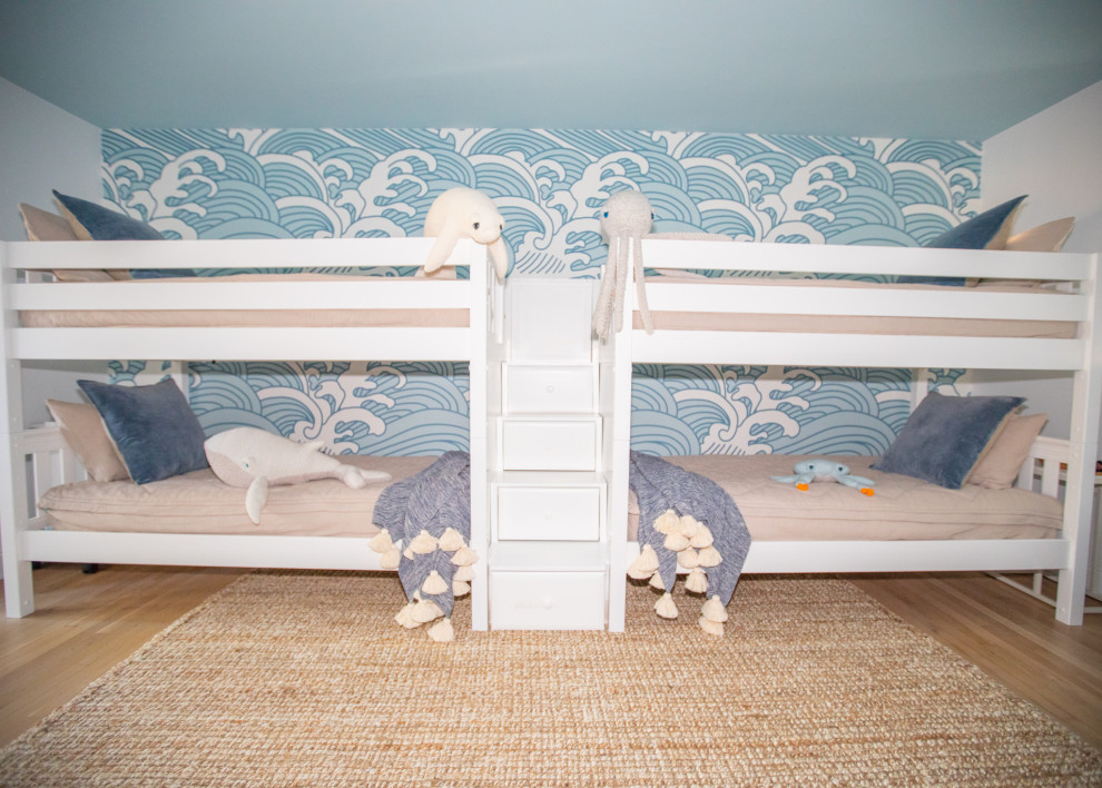 Idéer för stora maritima könsneutrala barnrum kombinerat med sovrum och för 4-10-åringar, med blå väggar och ljust trägolv
