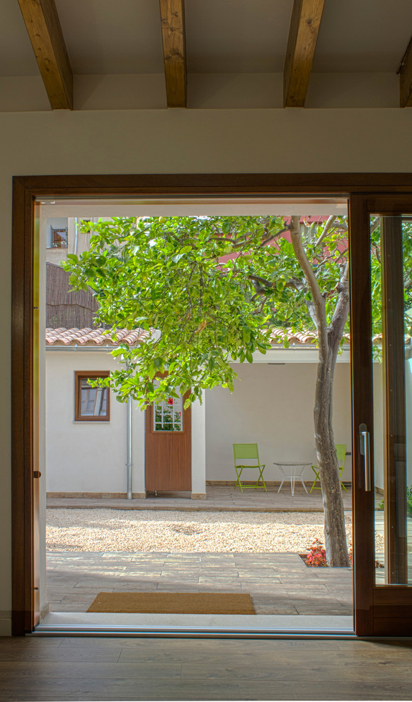 Ejemplo de patio in patio trasero With jardín de macetas