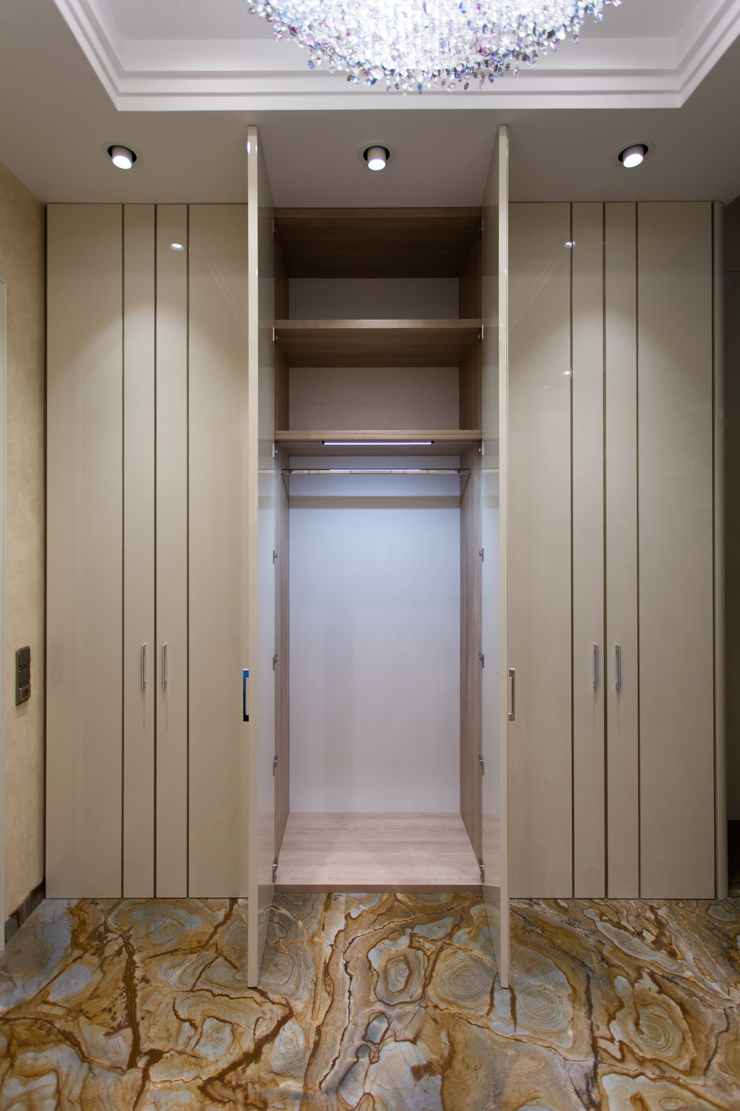 Глянцевая прихожая в пентхаус в самом центре Москвы