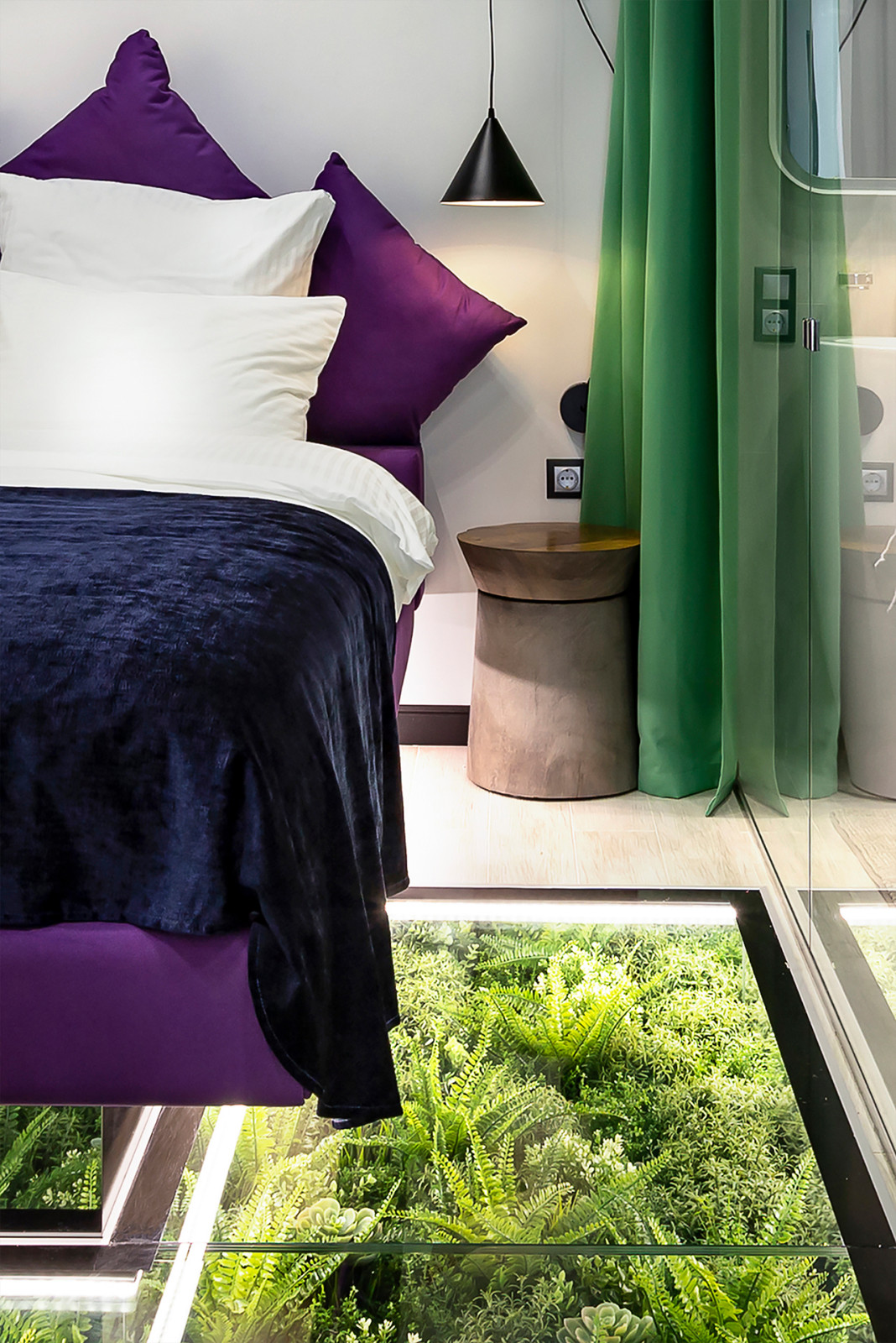 Studio with a soaring bed over grass-plot /Студия с парящей кроватью и лужайкой