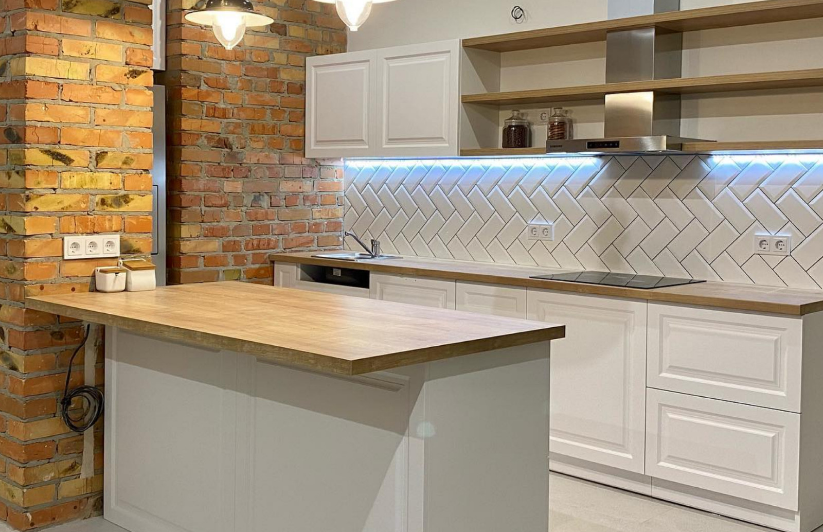 Кухня в стиле лофт с фасадами МДФ эмаль