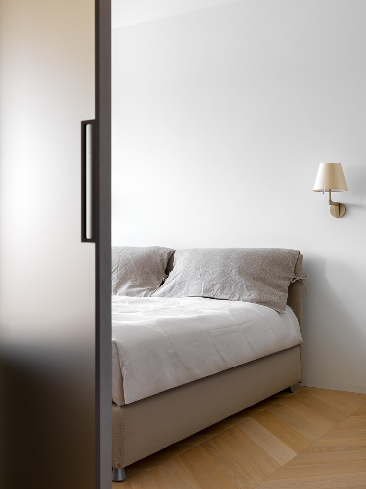 This is an example of a modern bedroom in Milan.