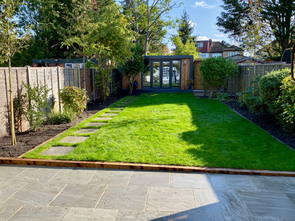 Свежая идея для дизайна: участок и сад среднего размера в стиле модернизм - отличное фото интерьера