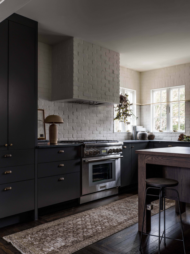 Idéer för ett mellanstort klassiskt u-kök, med en undermonterad diskho, släta luckor, blå skåp, bänkskiva i täljsten, en köksö och brunt golv
